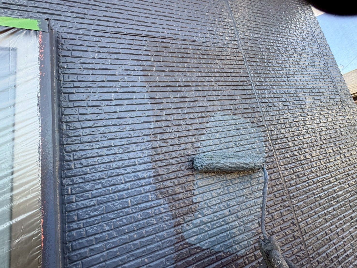 中塗りで薄いベージュ色に塗り替える